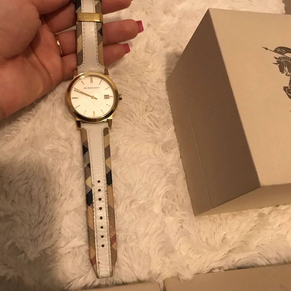 Original Burberry watch like new with box - Picture 2 of 3